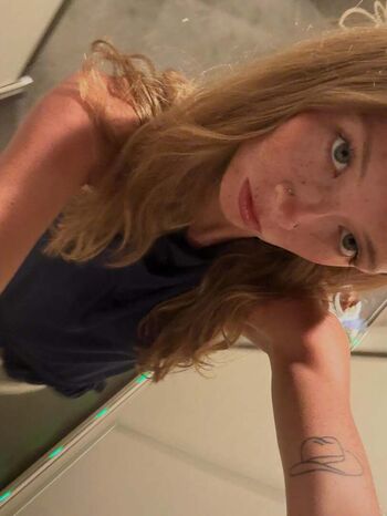 Full leaked Avery shipp private onlyfans photo