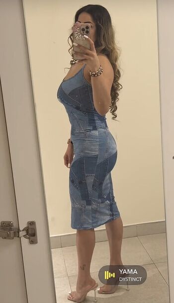 Full leaked Desiqueenuk private onlyfans photo