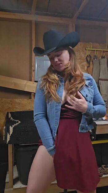 naughtyredfarmgirl